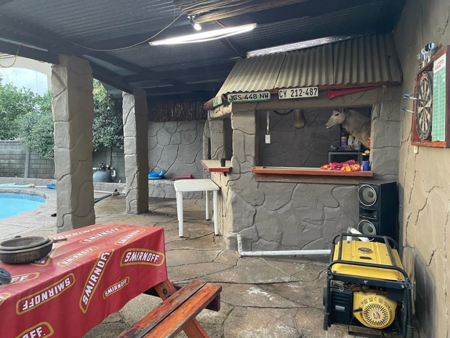 5 Bedroom Property for Sale in Oos Einde North West